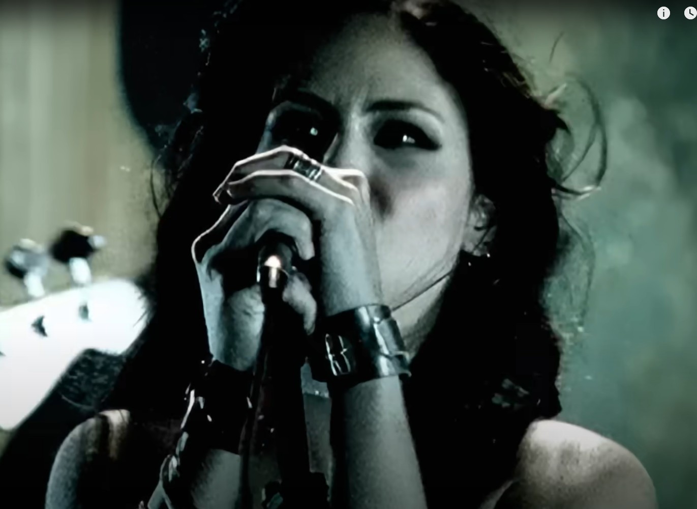 Seu primeiro single solo foi “Máscara”, lançado em 2003. Rapidamente, a música fez sucesso. Inclusive, fez parte da trilha sonora nacional da novela “Senhora do Destino” da TV Globo.
