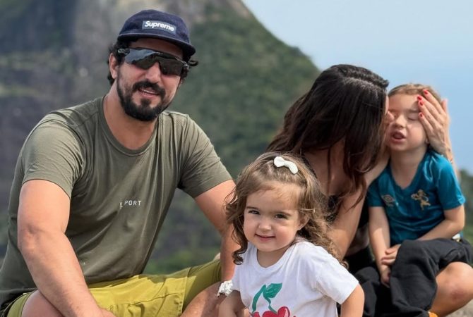 Renato Góes aproveita fim das gravações de “Vale Tudo” em família