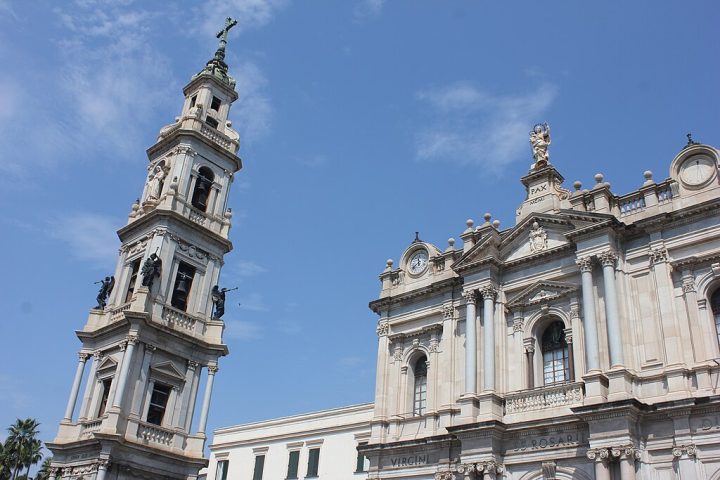 Ao lado da condessa, Longo ajudou a restaurar o que hoje se tornou o Santuário de Nossa Senhora do Rosário de Pompeia. 
