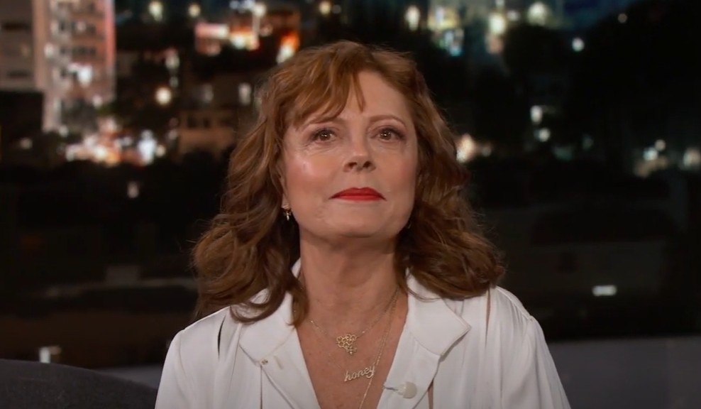 Ao longo da carreira, ela também atuou na Broadway, estreando em “An Evening with Richard Nixon” e retornando em 2009 com “Exit the King”. Em 2025, fez sua estreia teatral no Reino Unido com a peça “Mary Page Marlowe” no Old Vic.
