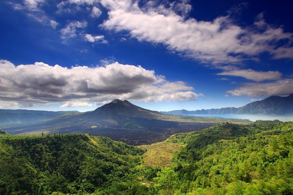 Na Indonésia, um turista canadense se excedeu e postou um vídeo dançando sem roupa no topo do Monte Batur, um vulcão ativo em  Bali. O local é considerado sagrado. 