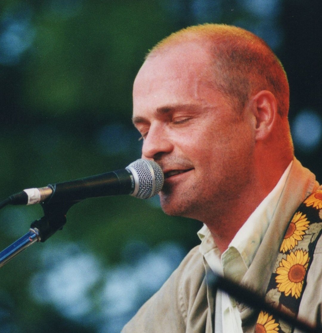 Após o diagnóstico de câncer cerebral de seu vocalista Gord Downie ( na foto), eles fizeram sua última turnê nacional em 2016 e encerraram as atividades em 2017, quando Downie faleceu em 17 de outubro daquele ano. 