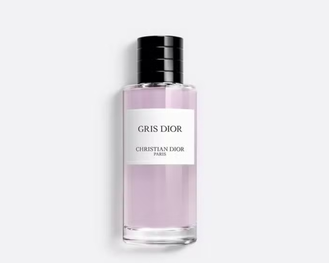 O eau de parfum Gris Dior é um enigma olfativo, visto que traz um equilíbrio entre contrastes. Na essência, há um tecido plissado chipre com notas de rosa e facetas florais e amadeiradas.