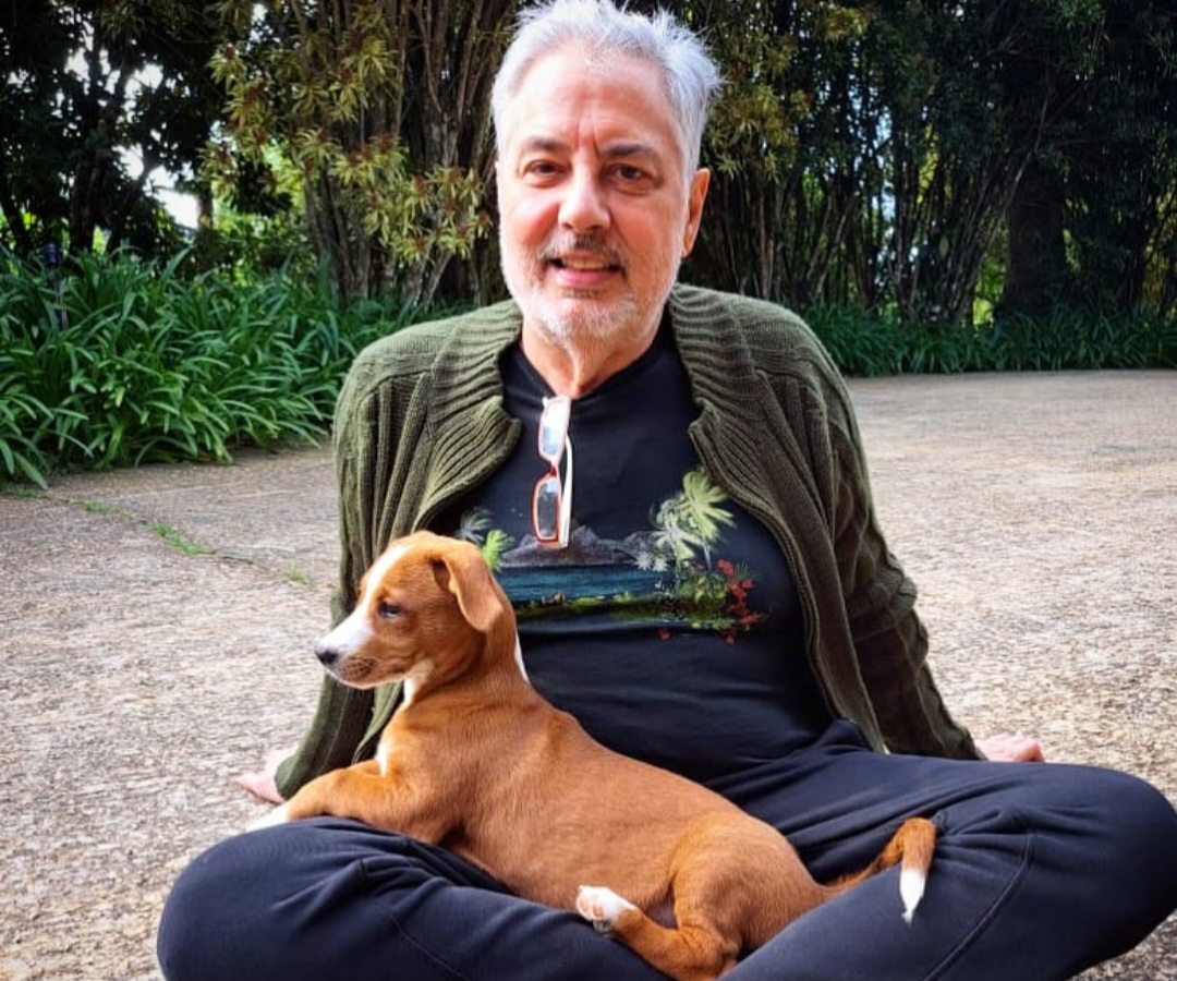 Ele adotou o cãozinho por intermédio da influenciadora Luisa Mell, ativista em defesa de animais. 