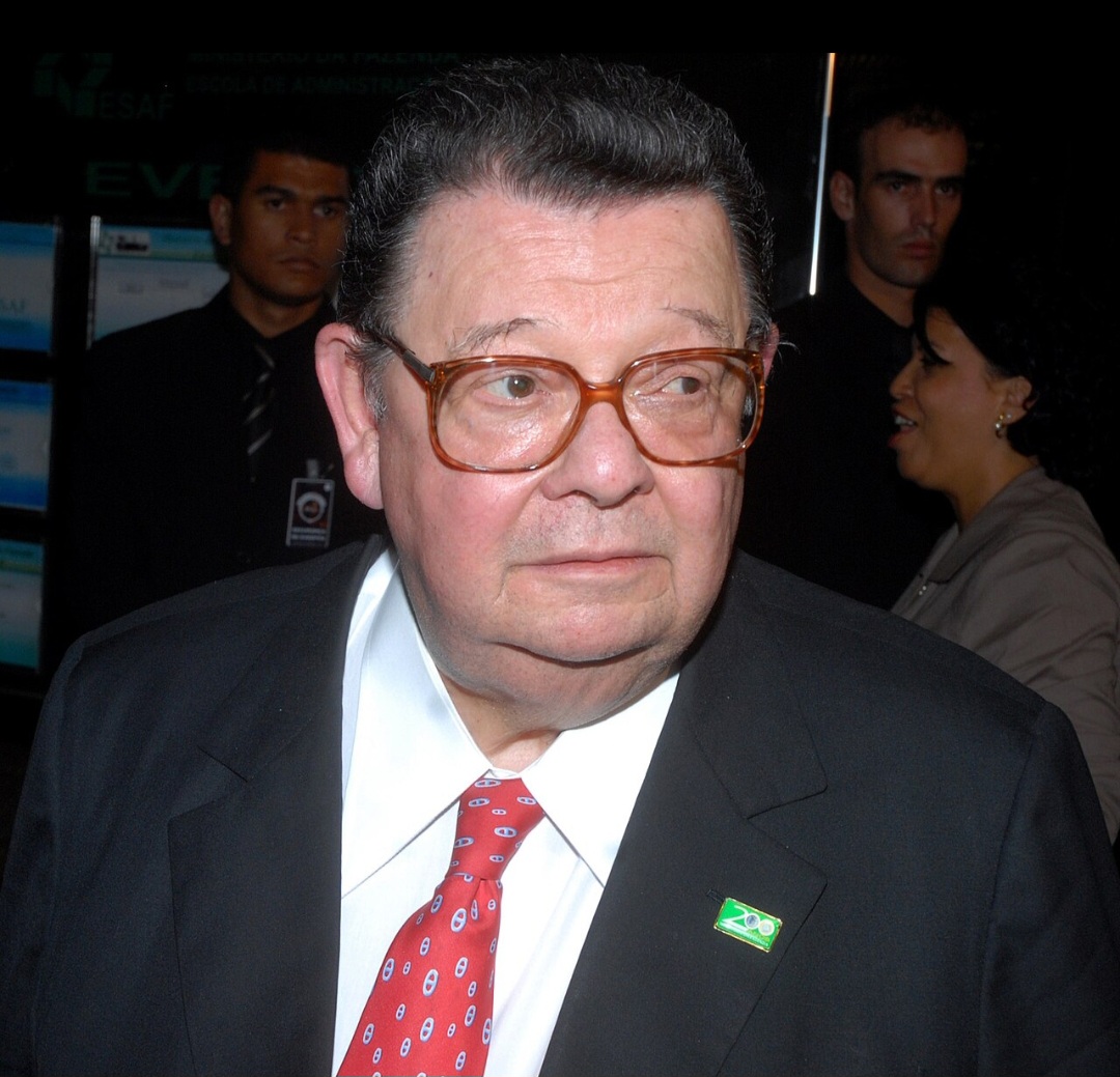 Pedro criticou da mesma forma veemente o ex-ministro Delfim Netto. E chamou ele e Silvio Santos de abusadores, reclamando da repercussão sobre os alegados méritos pessoais de cada um após a morte.