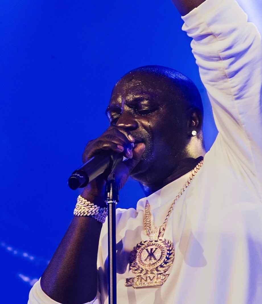 Em 2007, o rapper apresentou-se no “Domingão do Faustão” e deixou a plateia em polvorosa ao cantar “I Wanna Love You”. 
