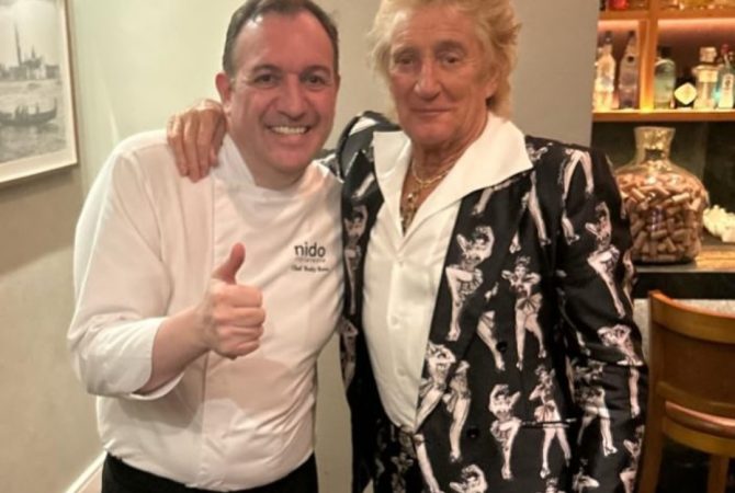 Ros Stewart passa férias no Rio, curte o Corcovado e posa com chef de restaurante