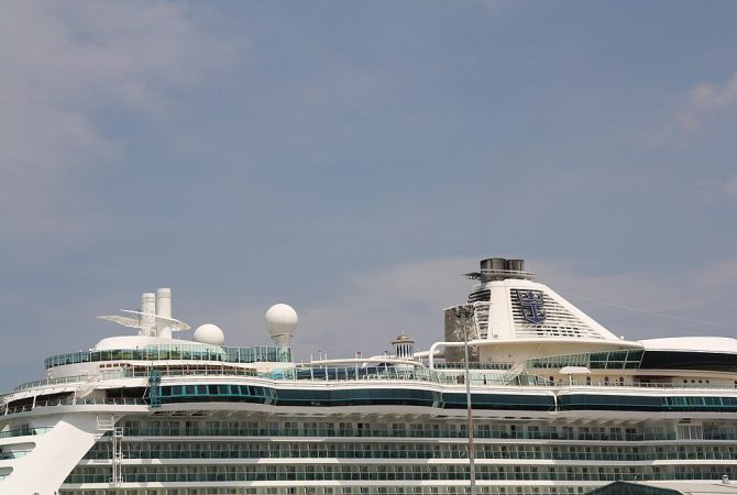 Surto de norovírus atinge quase 100 passageiros de cruzeiro com destino a Miami