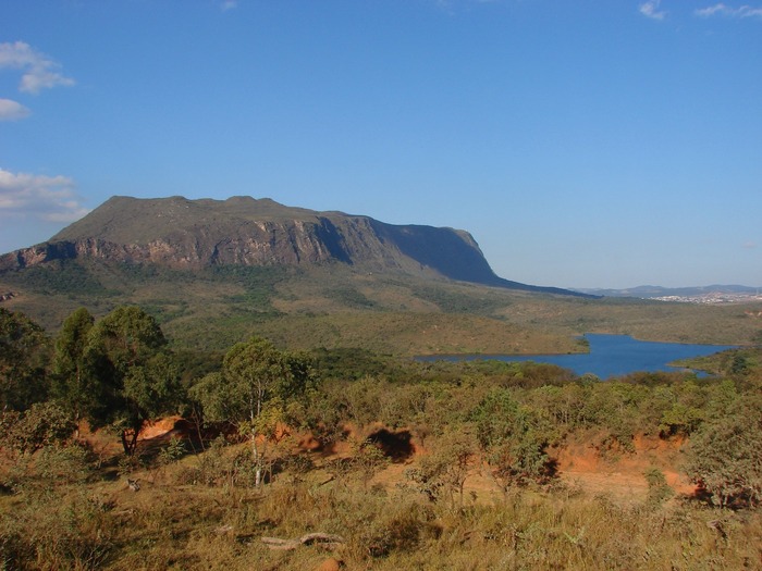 <p>Após transpor as dificuldades do terreno, o grupo encontrou sinais de ouro nas encostas da Serra de Deus Livre, nome que a atual Serra de Ouro Branco tinha na época.</p>
