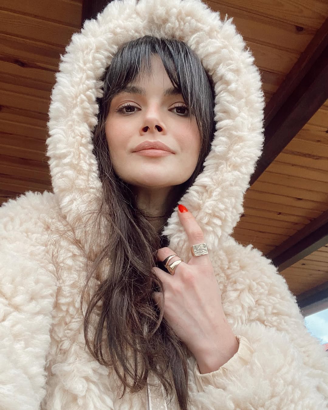 Sinem Ünsal – Nascida em 21 de junho de 1993, protagonizou a novela “Um Milagre”, remake turco de “O Bom Doutor”, e atualmente estrela “Uzak ?ehir”, a novela de maior audiência na Turquia em 2025.
