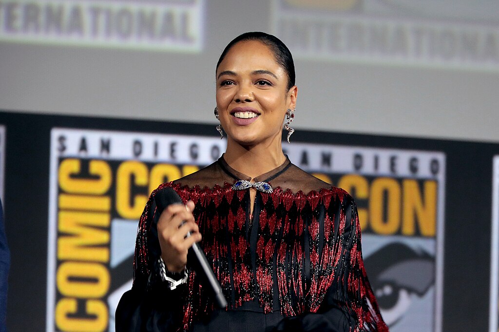 A atriz elogiou o colega, dizendo que trabalhar com ele é muito divertido. Ela afirmou que filmar os longas do herói exigiu dela um exercício de imaginação infantil e liberdade criativa, o que a ajudou a se desafiar e se divertir.

