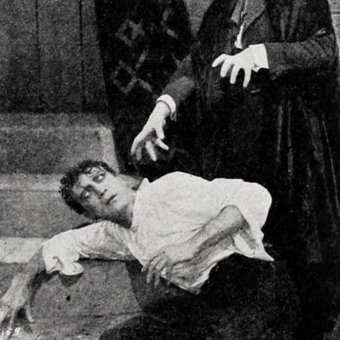A história se passa na Ópera de Paris, no fim do século 19, e gira em torno de Erik, o misterioso “Fantasma”, um gênio musical deformado que vive escondido nos subterrâneos do teatro.