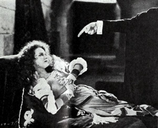 Ele se apaixona pela jovem soprano Christine Daaé, a quem ensina a cantar e tenta transformar em uma estrela, enquanto é consumido pelo ciúme quando ela se aproxima de seu antigo amor, Raoul.