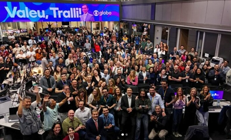 O jornalista publicou fotos nas redes sociais mostrando a homenagem que recebeu dos colegas, que o aplaudiram diante de um telão com a mensagem “valeu, Tralli”. Emocionado, ele agradeceu à equipe: “Valeu, redação de São Paulo! Muito obrigado por tanto carinho. Vocês todos habitam meu coração.”