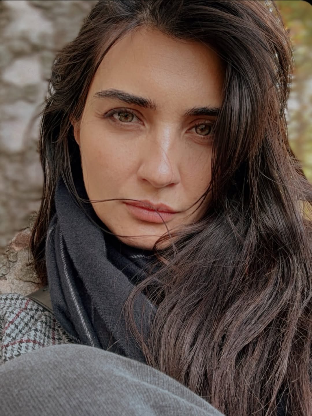 Tuba Büyüküstün – Nascida em 5 de julho de 1982 e mãe de gêmeas, Tuba é a única atriz turca indicada ao Emmy Internacional na categoria Melhor Atriz. Ficou famosa pelas novelas “Dinheiro Sujo e Amor”, “Cesur ve Güzel” e “20 Dakika”.
