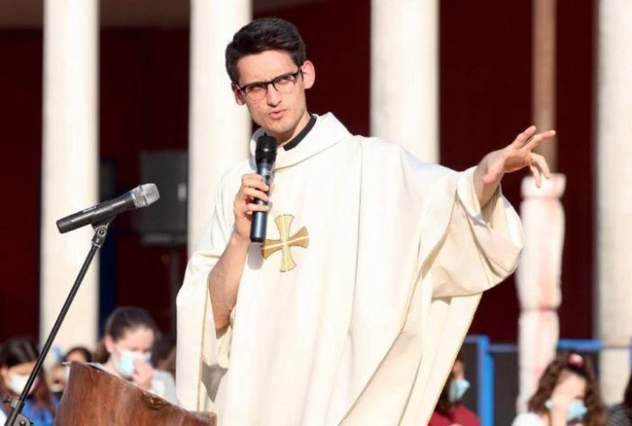 Padre bonitão que exibe músculos nas redes sociais é advertido por superiores da Igreja – Reprodução/Instagram