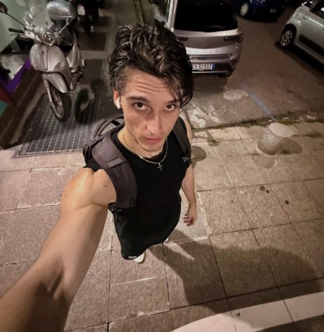 Padre bonitão que exibe músculos nas redes sociais é advertido por superiores da Igreja – Reprodução/Instagram