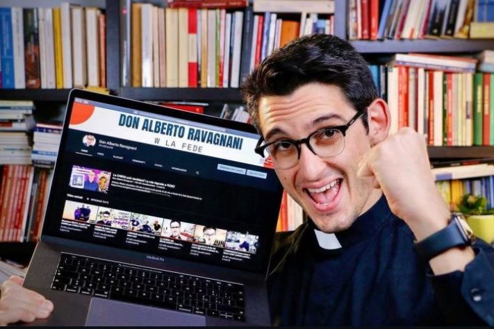Padre bonitão que exibe músculos nas redes sociais é advertido por superiores da Igreja – Reprodução/YouTube