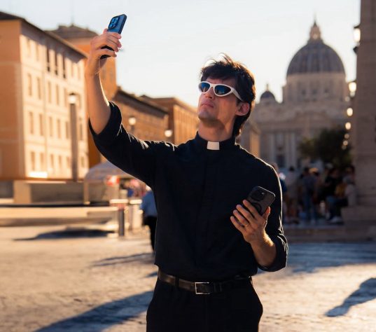 Padre bonitão que exibe músculos nas redes sociais é advertido por superiores da Igreja – Montagem/Reprodução/Instagram