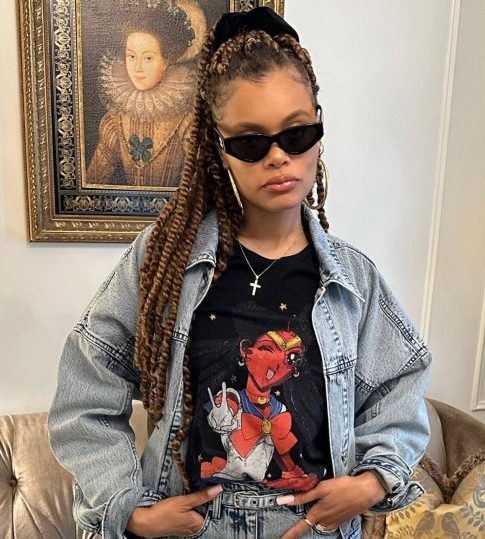 Ela cresceu em San Diego, Califórnia, onde desde jovem demonstrou interesse pela música, inspirando-se em artistas como Billie Holiday, Nina Simone, Ella Fitzgerald e Stevie Wonder.