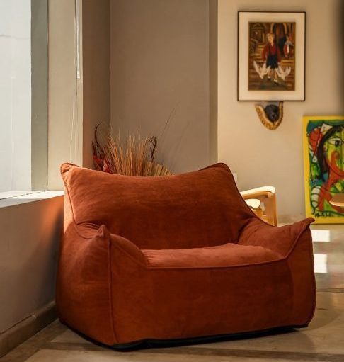 Especialistas apontam que o sucesso repentino e o modelo 100% online — aliado à alta demanda gerada por publicidade — fizeram a empresa vender mais do que podia produzir, gerando o colapso.