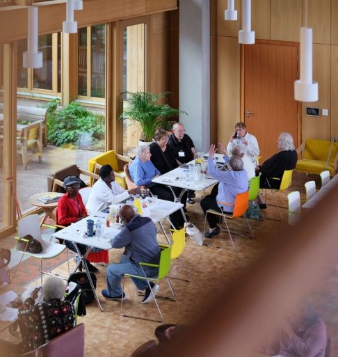 O projeto apresenta uma abordagem contemporânea às tradicionais casas de repouso, buscando combater a solidão e promover o convívio entre os moradores.