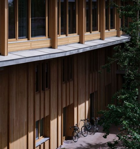 O projeto deu continuidade a uma tradição britânica de construir moradias sociais para idosos que existe desde a Idade Média.