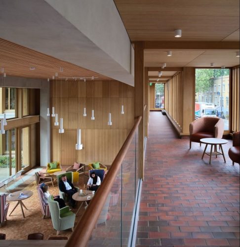 Concebido pelo escritório de arquitetura Witherford Watson Mann, o projeto prioriza a convivência e o senso de comunidade.