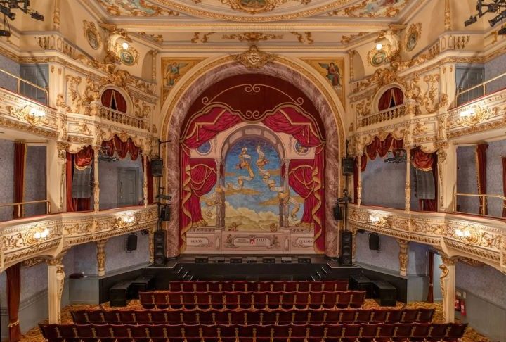 O Everyman Theatre, em Liverpool, o Hastings Pier e o Parlamento EscocÃªs, em Edimburgo, tambÃ©m jÃ¡ foram reconhecidos pelo prÃªmio, que existe desde 1996. 