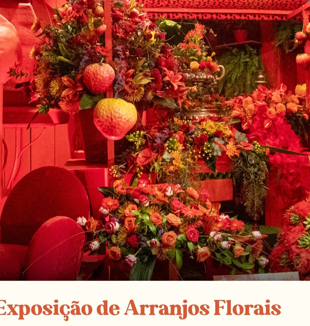 Durante a Expoflora, floristas e artistas criam arranjos florais ao vivo, exibindo técnicas de design e combinação de cores.
Essas apresentações encantam o público e inspiram visitantes a reproduzirem composições em casa.