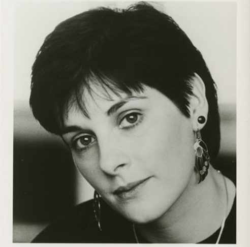 Além da voz e do estilo inconfundíveis, a irlandesa Enya também ganhou fama por levar um estilo de vida extremamente reservado, bem distante dos holofotes. 