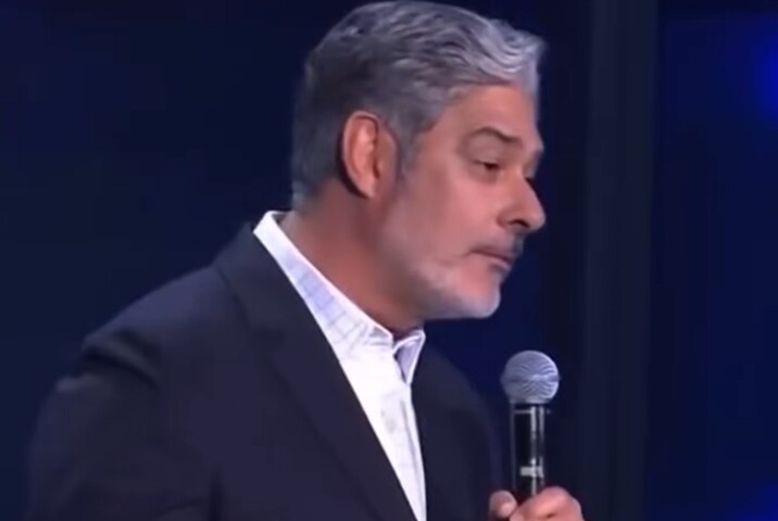 <p>Ao falar sobre o retorno da Fórmula 1 à emissora em 2026, o jornalista brincou com a perda de interesse do público durante o período em que a Band transmitiu a categoria: “Vocês sabem o que é Fórmula 1 ainda, né? Porque saiu da Globo e… né?”.</p>
