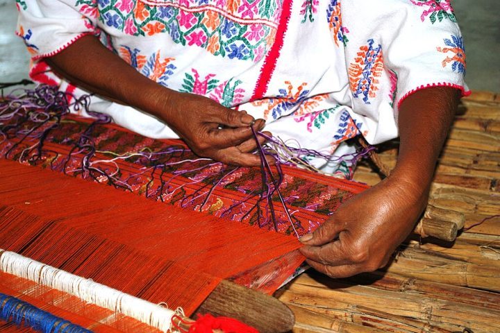 As mulheres amuzgas são famosas por tecer à mão tecidos de algodão e belos huipiles (vestidos tradicionais) com desenhos complexos. 