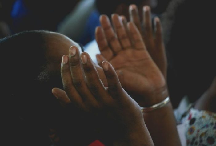 Mulher negra fazendo oração – ABEL MARQUEZ/Unsplash