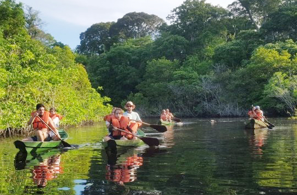 O turismo no arquipélago é voltado para vivências autênticas: passeios de canoa, trilhas na floresta, mergulhos nos igarapés e convivência com comunidades locais.