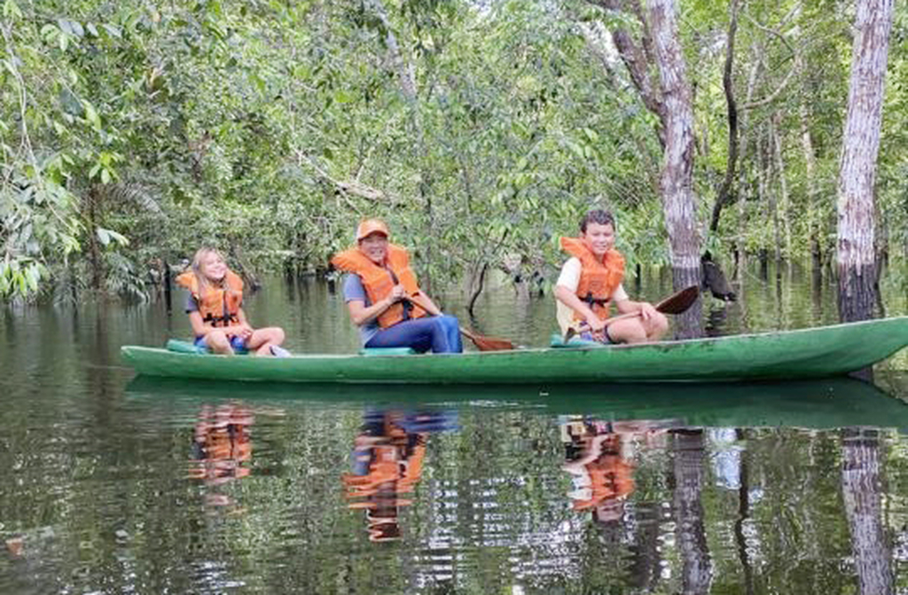 A navegação entre as ilhas é feita por pequenos barcos e canoas, permitindo explorar recantos escondidos e observar a vida selvagem de perto.