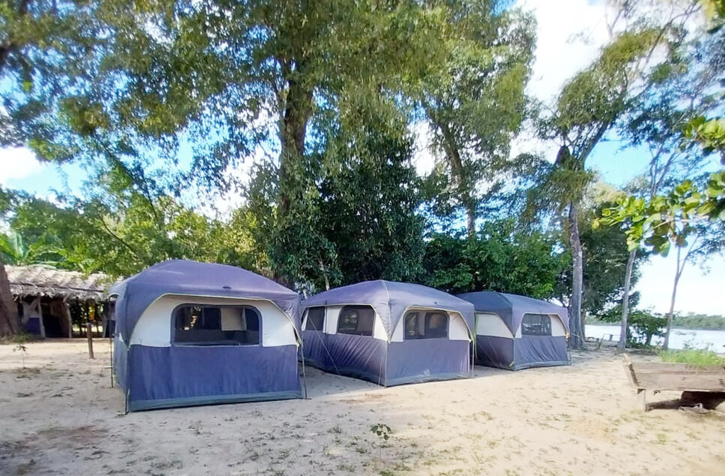 Algumas ilhas oferecem estrutura para acampamentos e pousadas simples, ideais para quem busca contato direto com a natureza e tranquilidade absoluta.