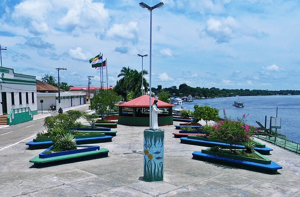 O Arquipélago de Mariuá está localizado no município de Barcelos. Essa cidade já foi considerada a primeira capital do Amazonas e guarda raízes profundas da história indígena e colonial da região.