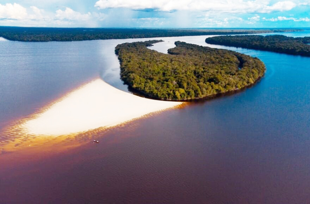 A imersão na natureza, o silêncio das águas e a energia da floresta fazem do arquipélago um lugar ideal para retiros espirituais e contemplação.