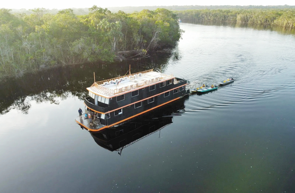 Barcelos está a aproximadamente 402 quilômetros de Manaus. O trajeto pode ser feito por barco ou avião, e já é uma aventura por si só, cruzando paisagens amazônicas de tirar o fôlego.