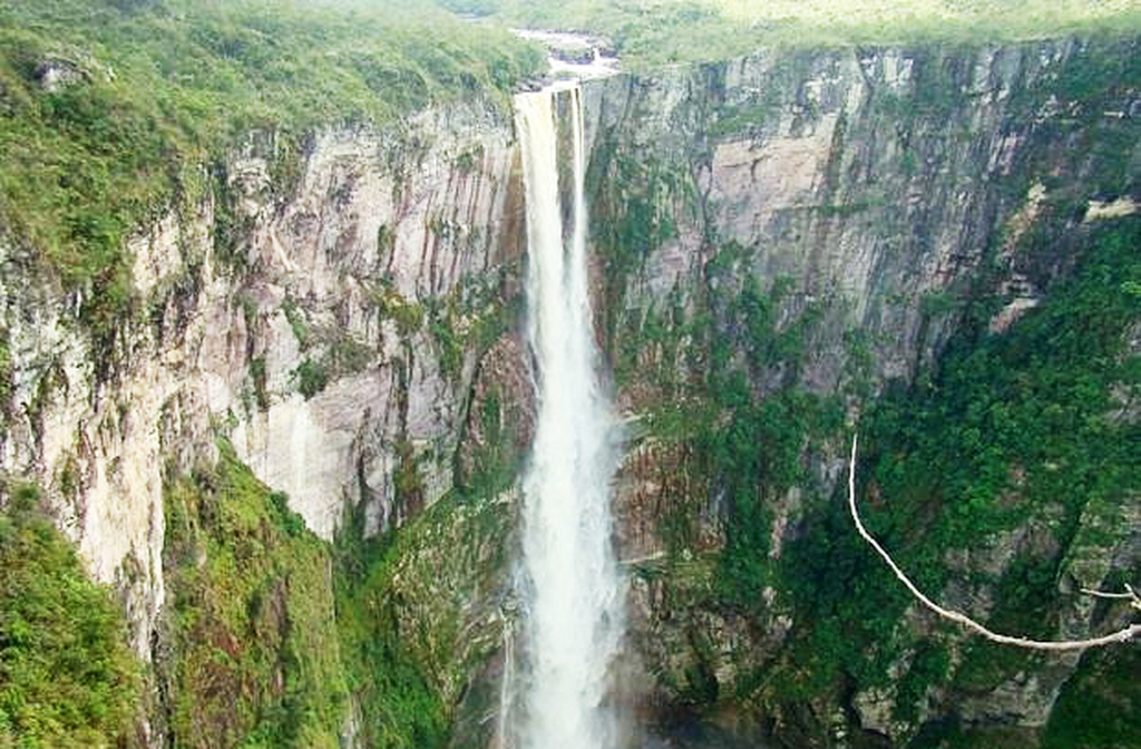 O arquipélago está inserido em áreas de conservação como o Parque Nacional do Jaú, o Parque Estadual Serra do Araçá e a Área de Proteção Ambiental do Rio Negro.