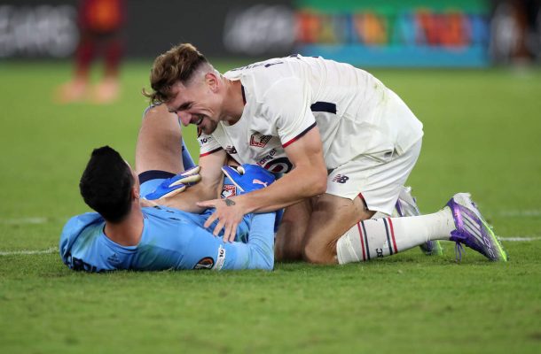 Goleiro do Lille defende três pênaltis, e franceses vencem a Roma na Itália