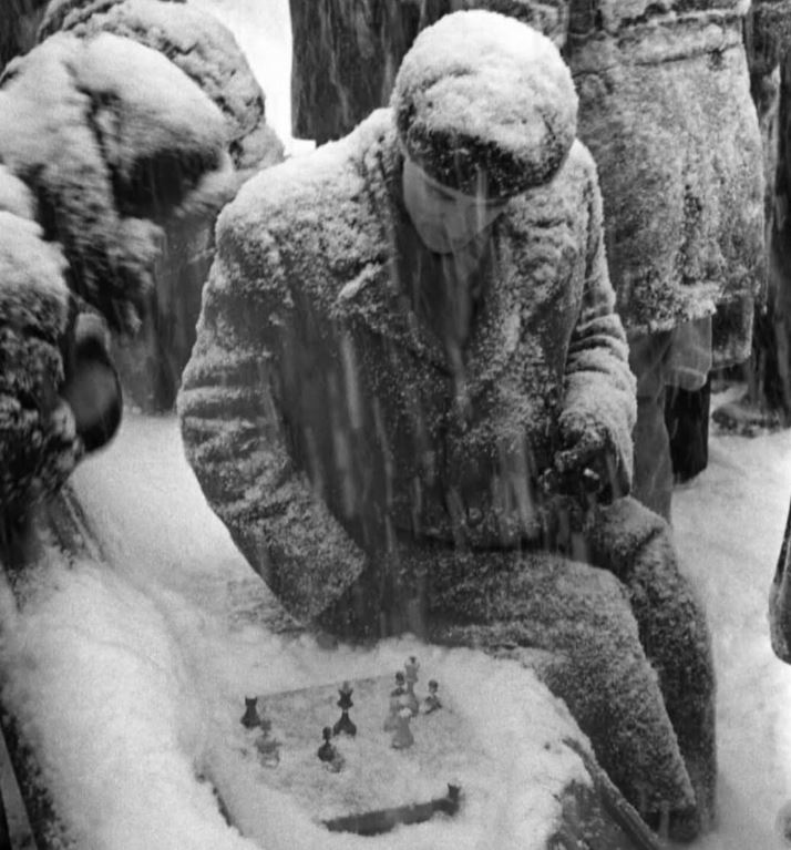 Um comandante, ao descobrir sua fama como enxadrista, propôs um teste: se Bernstein vencesse uma partida, viveria. Assim, escapou da execução com um xeque-mate. Renomado advogado financeiro conhecido pela mente estratégica, antes da Revolução Russa ele assessorava banqueiros e acumulava prestígio intelectual e esportivo. 
