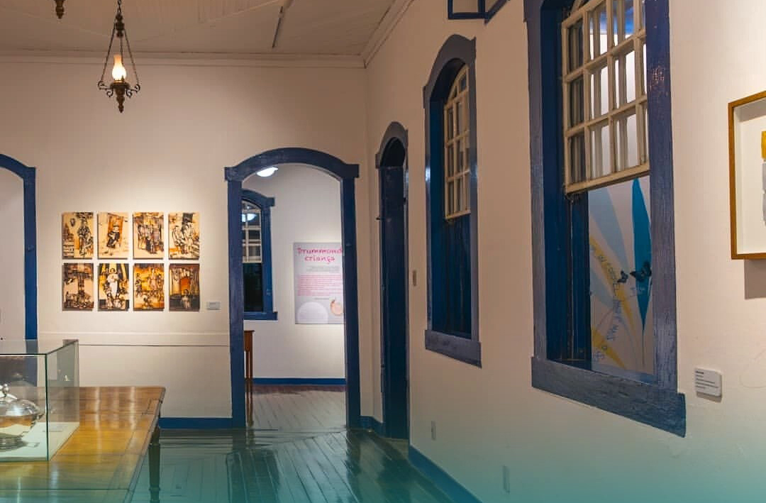 Casa de Carlos Drummond de Andrade (Itabira, MG): A casa onde Drummond passou sua infÃ¢ncia e adolescÃªncia Ã© hoje um centro de memÃ³ria que celebra sua poesia universal. O espaÃ§o exibe fotos, objetos pessoais e conta a vida do autor na exibiÃ§Ã£o 