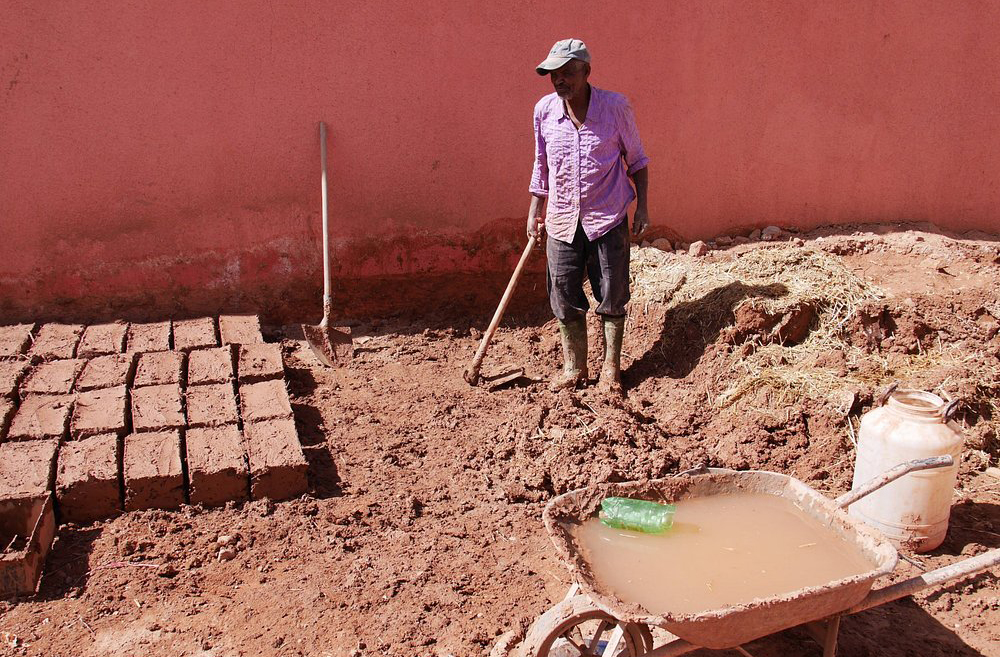 A restauração dos casbás é um desafio para arquitetos e historiadores, já que manter a autenticidade exige técnicas ancestrais e materiais locais. Projetos de preservação envolvem comunidades e órgãos internacionais. O objetivo, desse modo, é conservar sem descaracterizar o patrimônio.