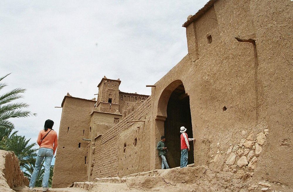 A visita a um casbá é uma aula viva de história e antropologia. Guias locais compartilham lendas, costumes e curiosidades com entusiasmo. Cada pedra tem uma história, cada esquina guarda um segredo. É uma jornada que toca o coração e desperta a imaginação.