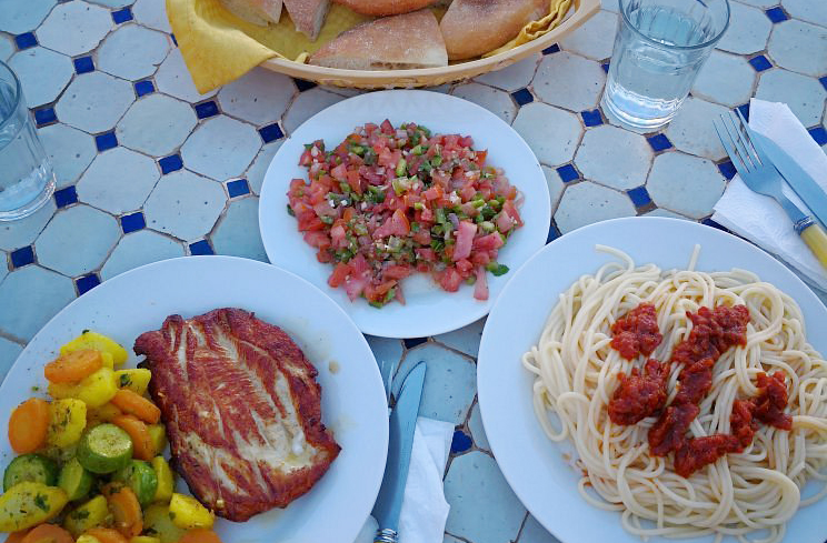 A gastronomia dentro dos casbás é uma atração à parte. Tagines, cuscuz, tâmaras e chás de menta são servidos com hospitalidade. Embora as cozinhas sejam simples, produzem sabores intensos e memoráveis. Comer em um casbá, portanto, é saborear a alma do deserto.