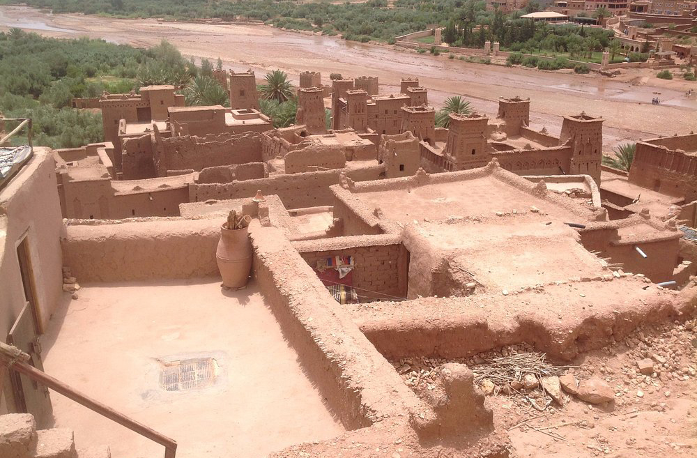 A sustentabilidade é uma característica natural dos casbás. Construções em barro têm baixo impacto ambiental e alta eficiência térmica. A vida comunitária favorece o uso consciente dos recursos. São exemplos de arquitetura ecológica e inteligente.