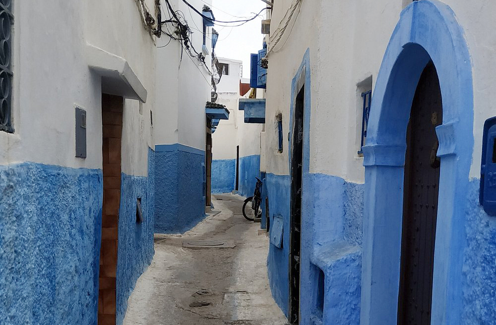 A experiência de caminhar por um casbá é sensorial e emocional. O som dos passos ecoa nas vielas silenciosas e históricas. O cheiro da terra quente e das especiarias envolve o visitante. É como entrar em um livro antigo, onde tudo tem significado.