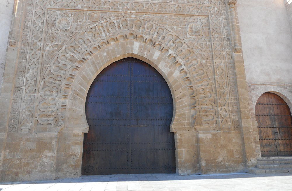 Visitar um casbá é mais do que turismo: é um encontro com a alma do Norte da África. Essas cidadelas guardam histórias, saberes e emoções que transcendem gerações. Ao partir, o viajante leva consigo mais do que fotos — leva inspiração e respeito. Os casbás continuam de pé, como guardiões silenciosos de um legado eterno.